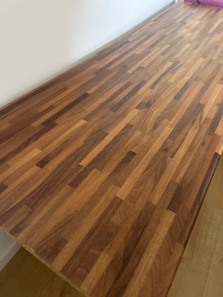 Mesa de escritorio madera y patas grises