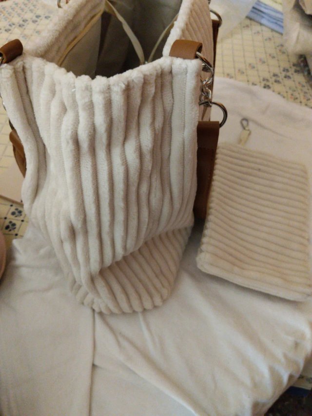 Bolso de mano beige de gran capacidad
