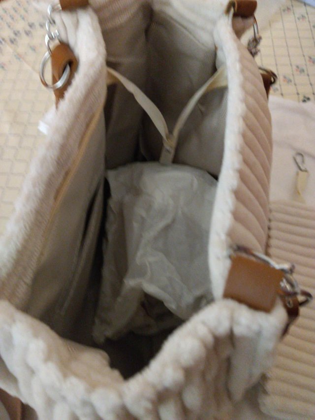 Bolso de mano beige de gran capacidad