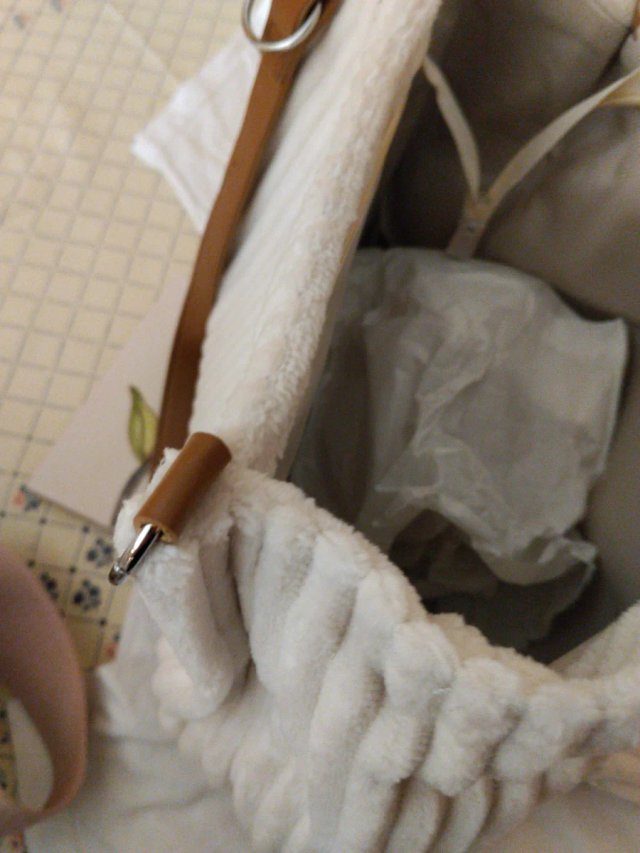 Bolso de mano beige de gran capacidad