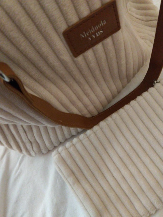 Bolso de mano beige de gran capacidad