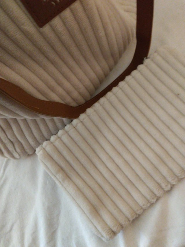 Bolso de mano beige de gran capacidad