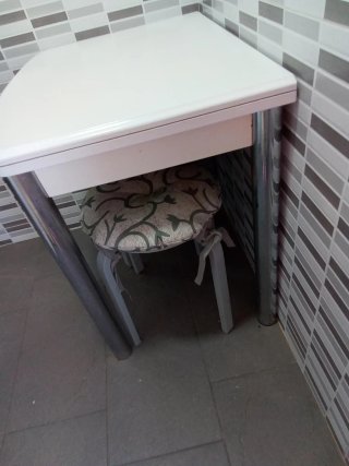 Tavolo da cucina estensibile bianco con gambe argentate