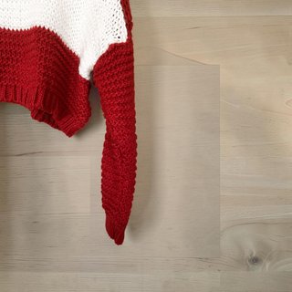 Jersey de cuello alto a rayas rojas y blancas