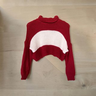 Jersey de cuello alto a rayas rojas y blancas