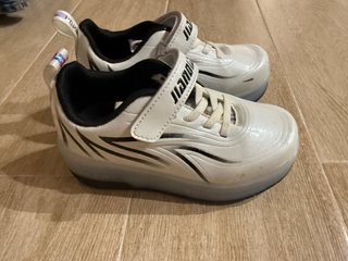 Zapatillas con Ruedas y Luces LED TALLA 32