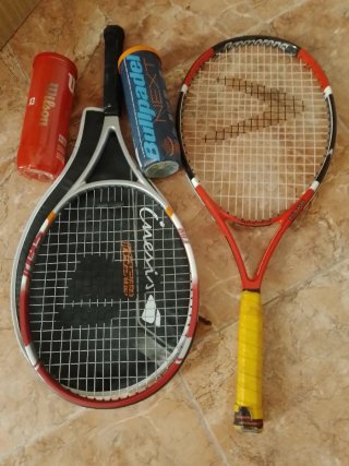 Racchette da tennis e contenitore di palline