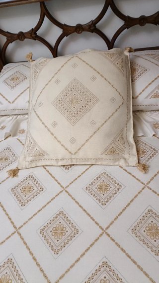 Colcha Lagarterana Beige y Dorada
