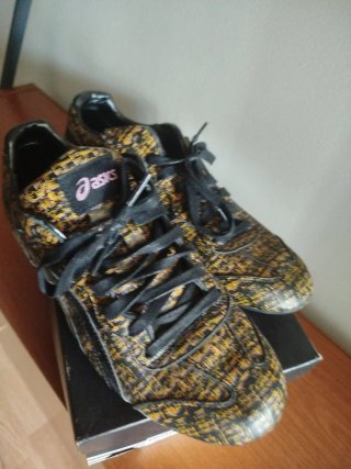Zapatillas Asics negras y doradas