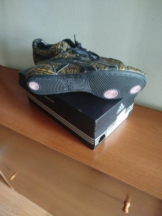 Zapatillas Asics negras y doradas