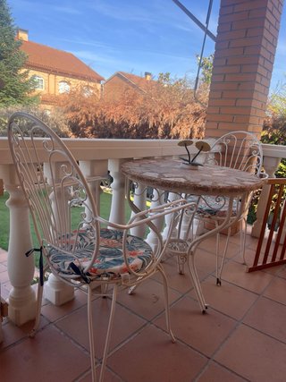 Mesa y 2 sillas terraza metal y piedra