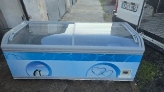 Congelador de isla con tapa de cristal