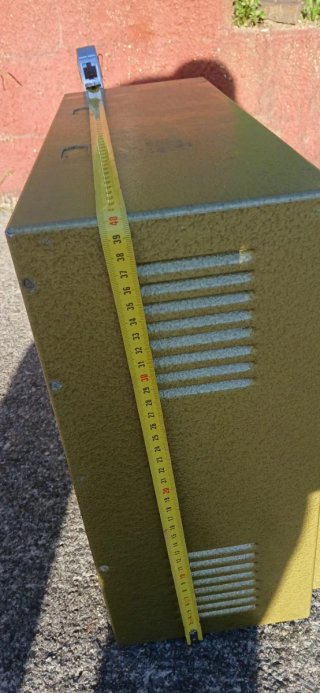 Cofre metálico dorado y verde