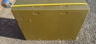 Cofre metálico dorado y verde