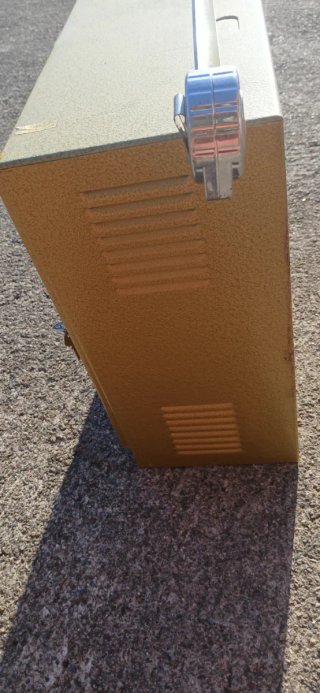 Cofre metálico dorado y verde
