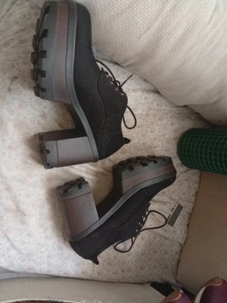 Botines negros con cordones