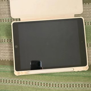 iPad 8va Generación Gris + Funda Blanca