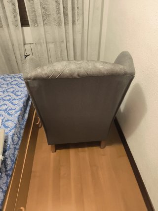 Sillón de tela gris