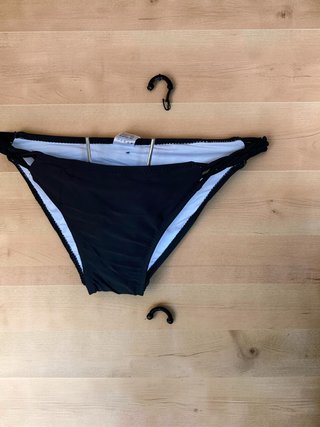 Bikini blanco y negro con detalle cruzado