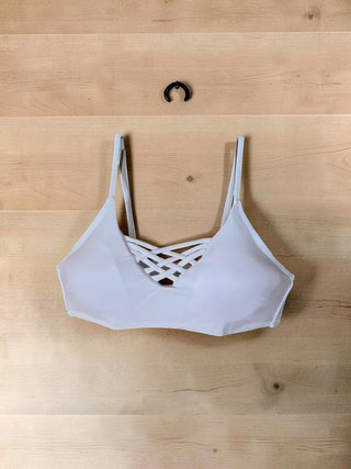 Bikini blanco y negro con detalle cruzado