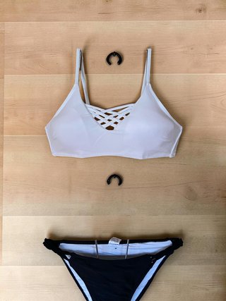 Bikini blanco y negro con detalle cruzado