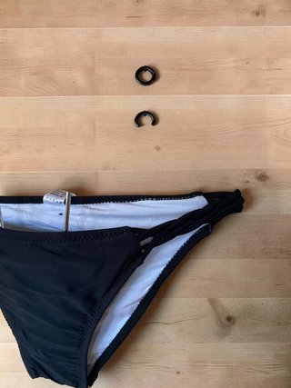 Bikini blanco y negro con detalle cruzado
