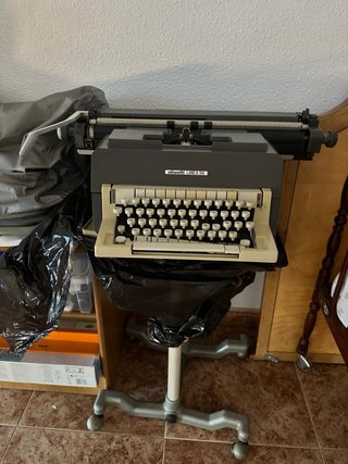 Máquina de escribir Olivetti Línea 98