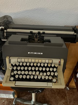 Máquina de escribir Olivetti Línea 98