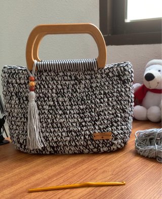 Bolso tejido a ganchilo, modelo exclusivo.