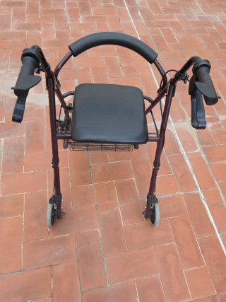 Andador plegable con cesta