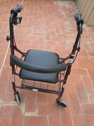 Andador plegable con cesta