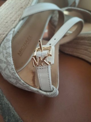 Sandalias Michael Kors Beige y Blancas
