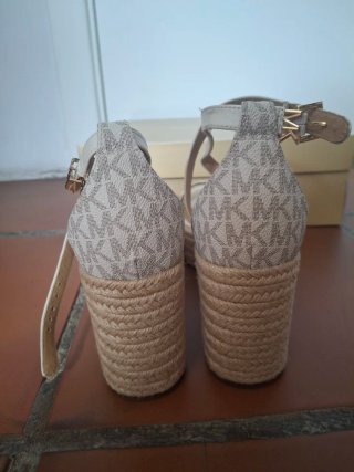 Sandalias Michael Kors Beige y Blancas
