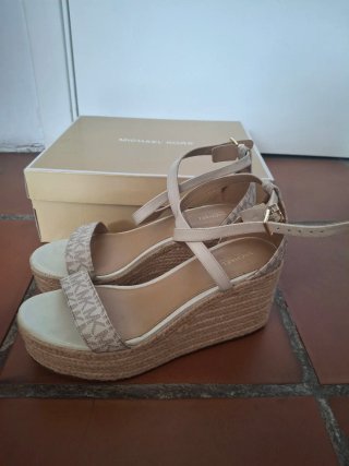 Sandalias Michael Kors Beige y Blancas