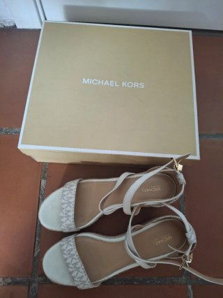 Sandalias Michael Kors Beige y Blancas
