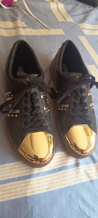 Bambas Michael Kors negras con detalles dorados