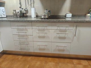 Muebles de cocina con encimera de granito.