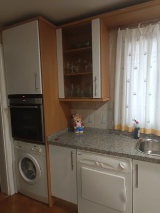 Muebles de cocina con encimera de granito.