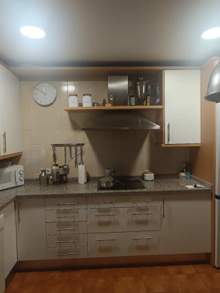 Muebles de cocina con encimera de granito.