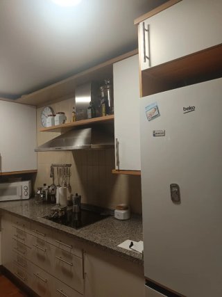 Muebles de cocina con encimera de granito.