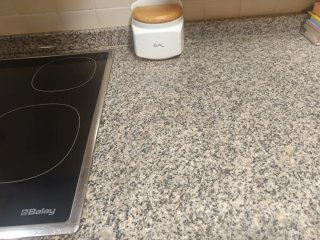 Muebles de cocina con encimera de granito.