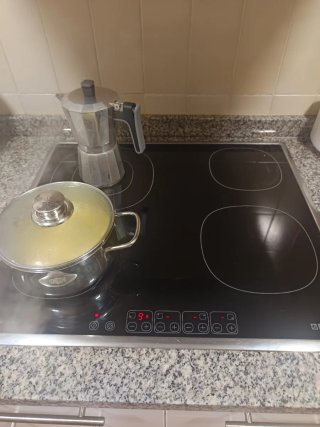 Muebles de cocina con encimera de granito.