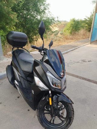 Moto Scooter SYM Negra Automática