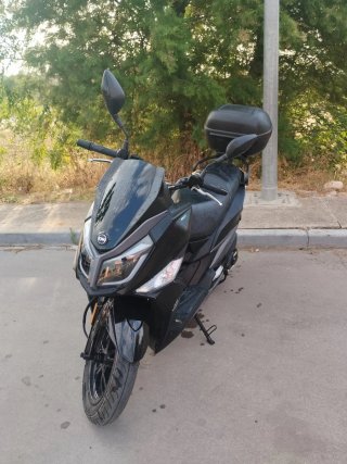 Moto Scooter SYM Negra Automática