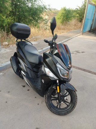 Moto Scooter SYM Negra Automática
