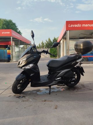 Moto Scooter SYM Negra Automática