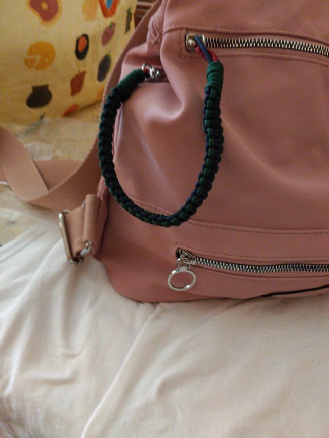 Mochila rosa con cremallera oculta