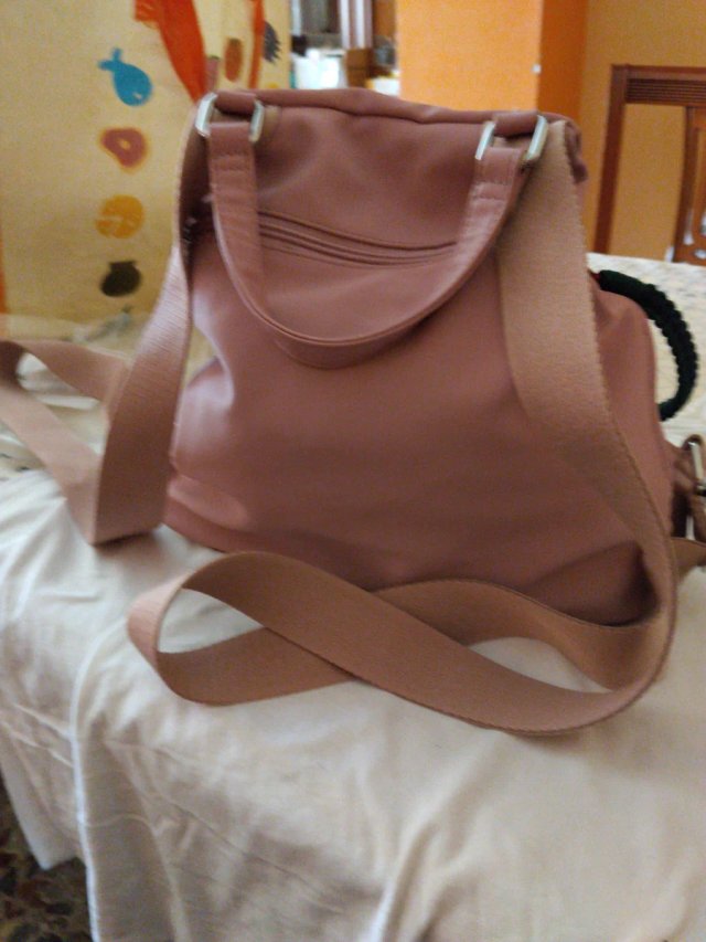 Mochila rosa con cremallera oculta