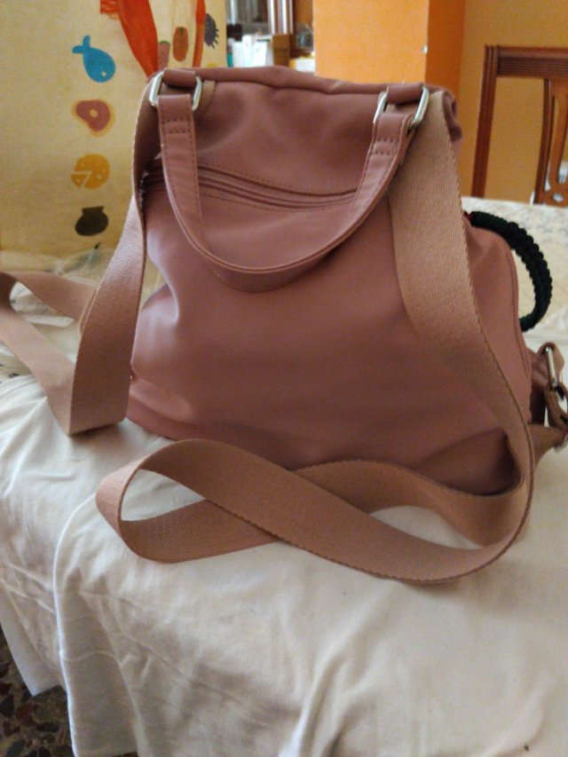 Mochila rosa con cremallera oculta