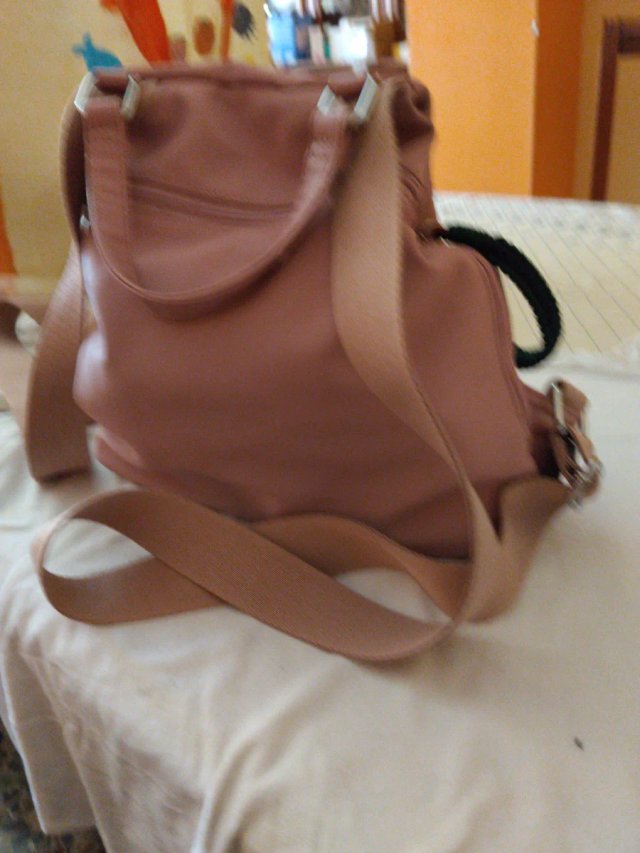 Mochila rosa con cremallera oculta